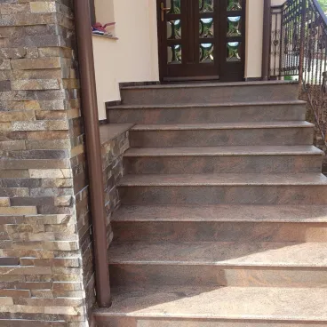 Descoperă tot ce e nevoie să știi despre treptele din granit