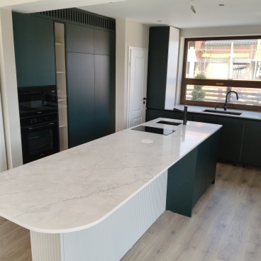 Blat bucătărie cuart Callacatta Concorde în Brașov. Când proiectele dificile nu se simplifică… se înțeleg