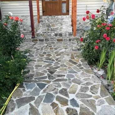 Exemplu de amenajare exterioara a casei cu piatra naturala VINCA