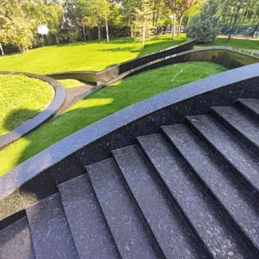 Granit Verde Butterfly la exterior — o lucrare de acum 10 ani la fel de actuală azi