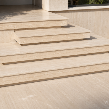 Travertin la exterior. Cine ți-a spus că nu rezistă?