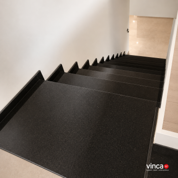 Trepte din granit Negru Galaxy cu contratrepte albe. Un contrast elegant pentru o locuință din Bacău