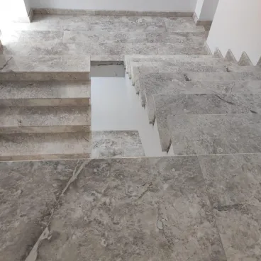 Trepte din marmură Tundra Grey — pentru cine știe exact ce vrea și e dispus să aibă grijă de ce alege
