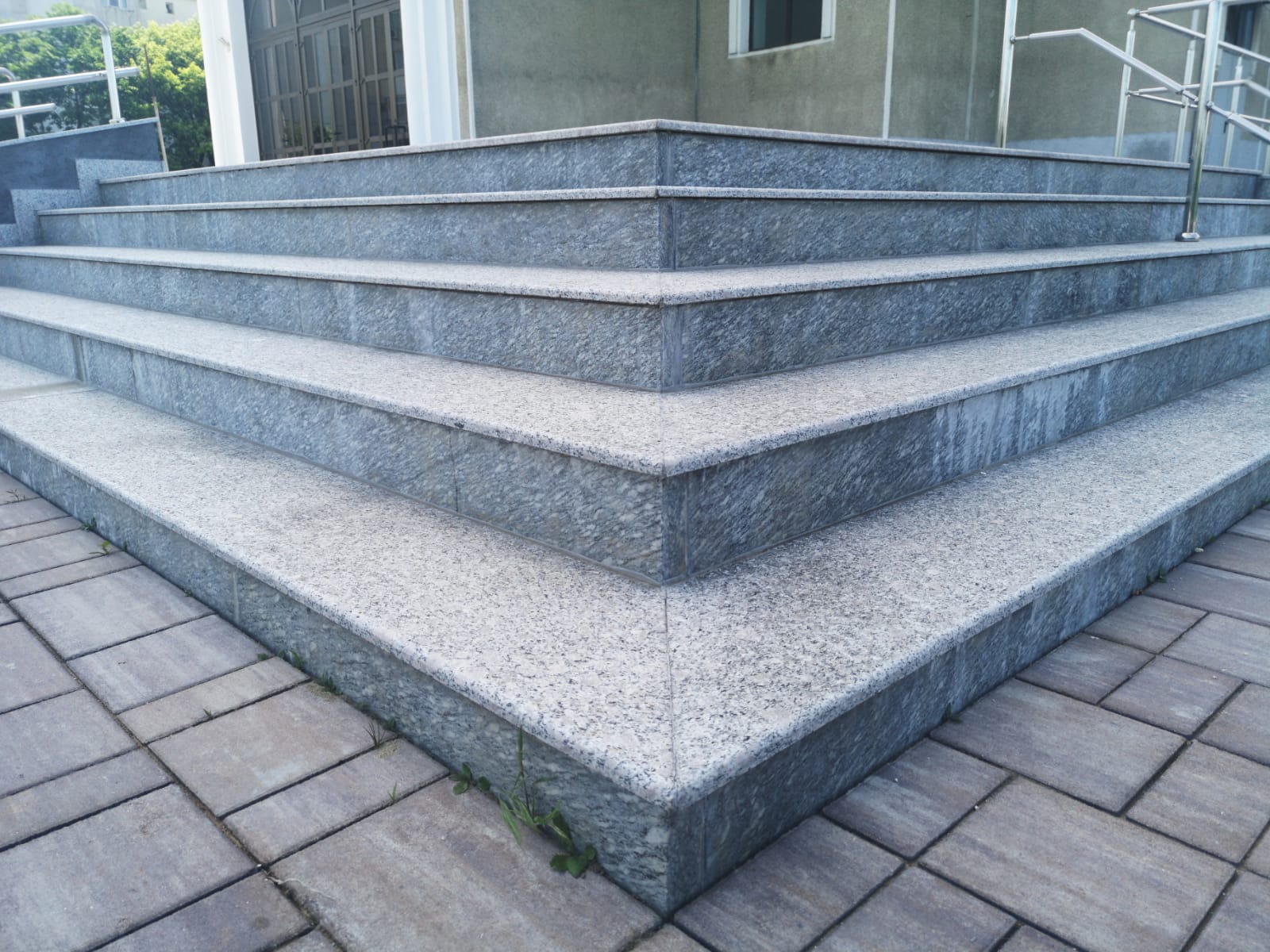Trepte granit fiamat pentru renovarea teraselor