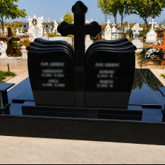 Monument funerar complet dublu cu cruce din granit Negru Absolut