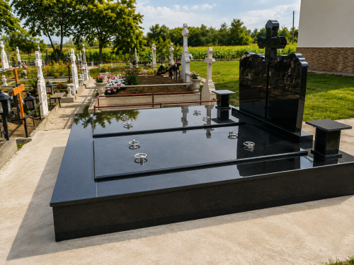 Monument funerar complet dublu cu cruce din granit Negru Absolut