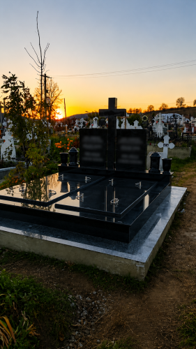 Monument funerar complet dublu cu cruce din granit Negru Galaxy