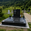Monument funerar complet cu cruce din granit Nero Aga